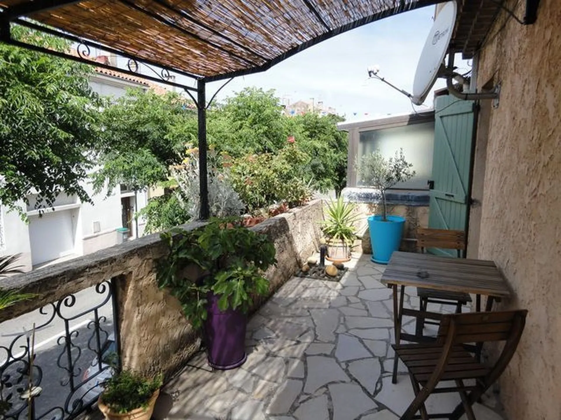 Maison de ville à vendre 4 Roquefort La Bédoule dans le centre ville avec 3 belles terrasses