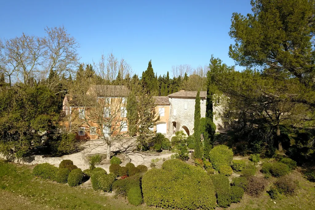 A vendre à Pernes-les-Fontaines, ancien mas avec dépendances sur 3,5 hectares de terrain    