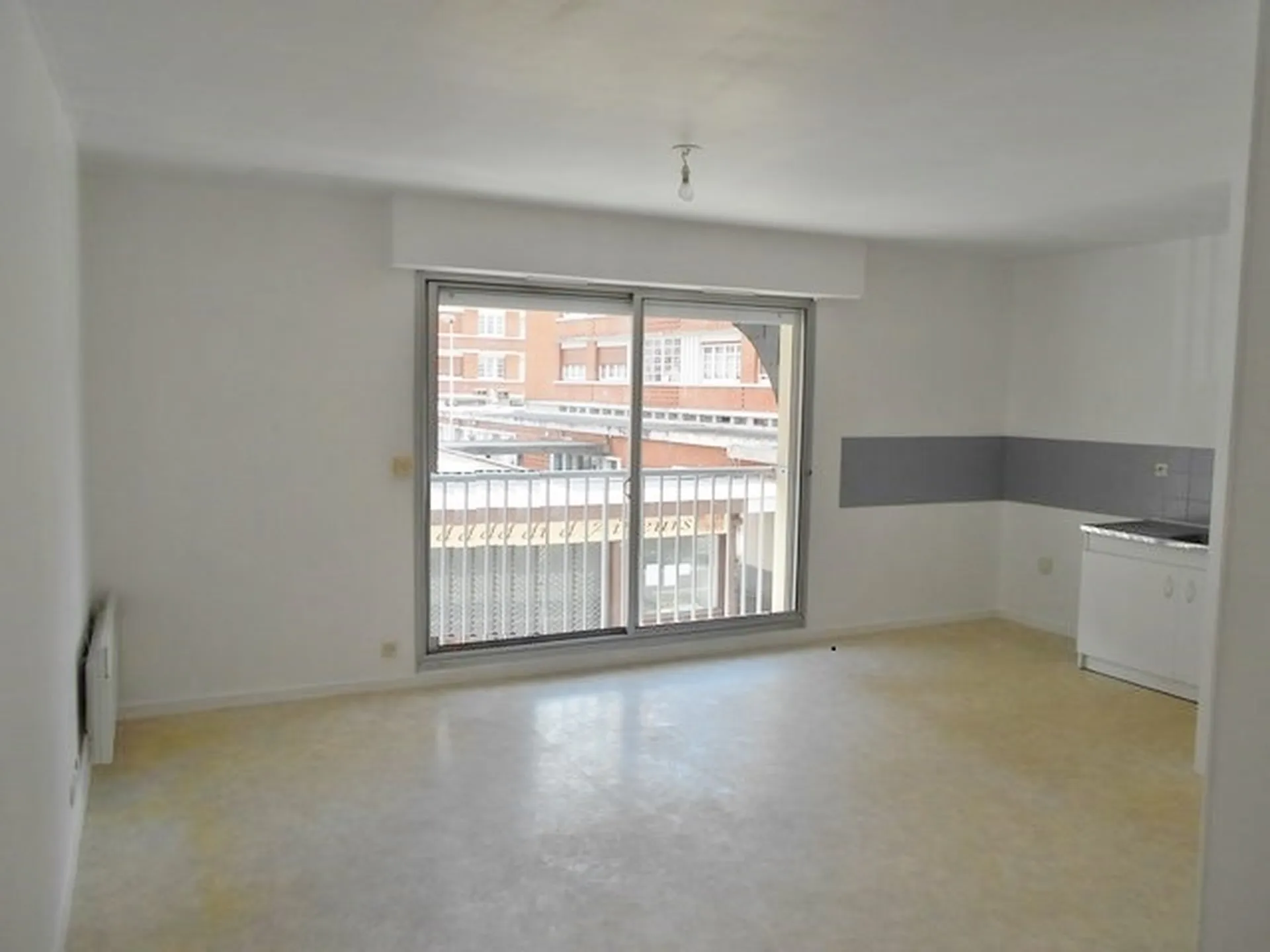 STUDIO CENTRE-VILLE LISIEUX, IMMEUBLE AVEC ASCENSEUR, Agence Terres et Demeures de Normandie