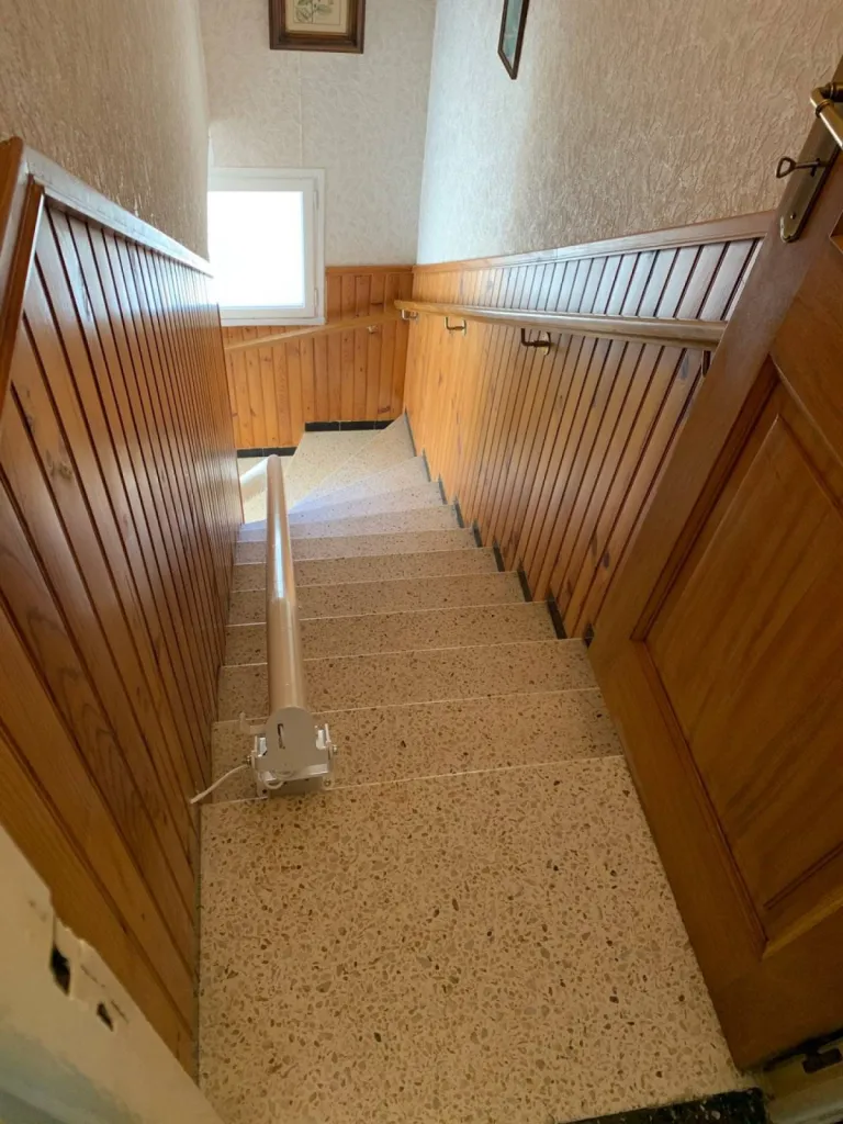 Pose d'un fauteuil monte-escalier 2/4 tournant OTOLIFT Modul'Air près d'Avignon