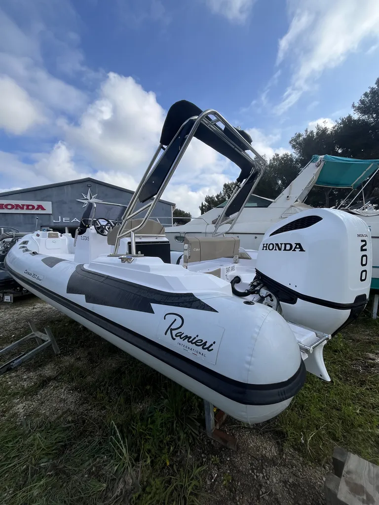 Ranieri International Cayman 23 Sport équipé d'un moteur Honda Marine 200 CV disponible à La Londe-les-Maures proche de Cannes en région PACA sur la Côte d'Azur