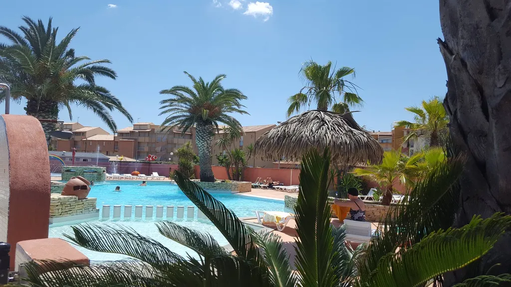 farniente en camping au bord de la piscine chauffée en Occitanie