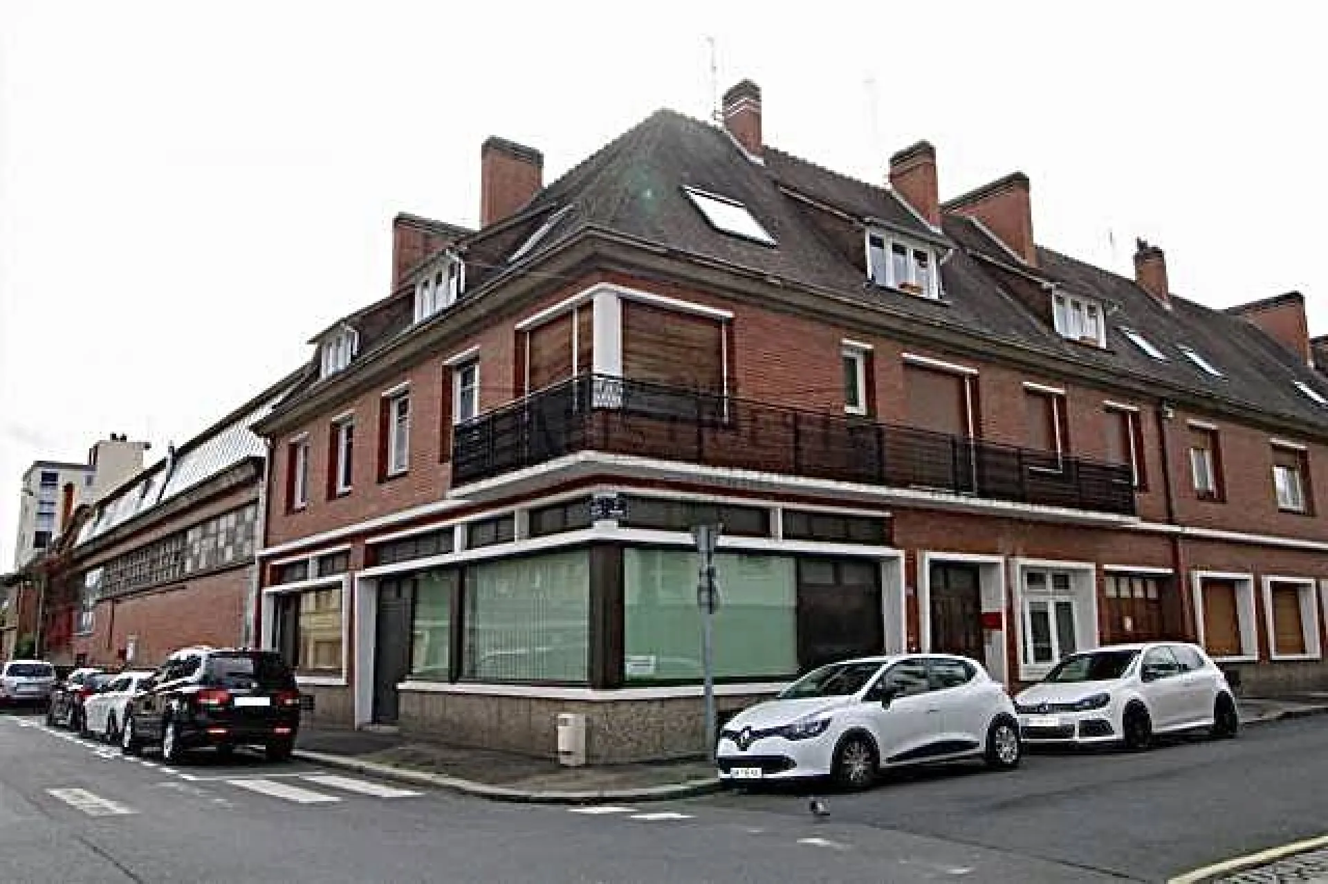 A acheter immeuble de 400m² avec courette et cave complète sur la commune d' Elbeuf 76500