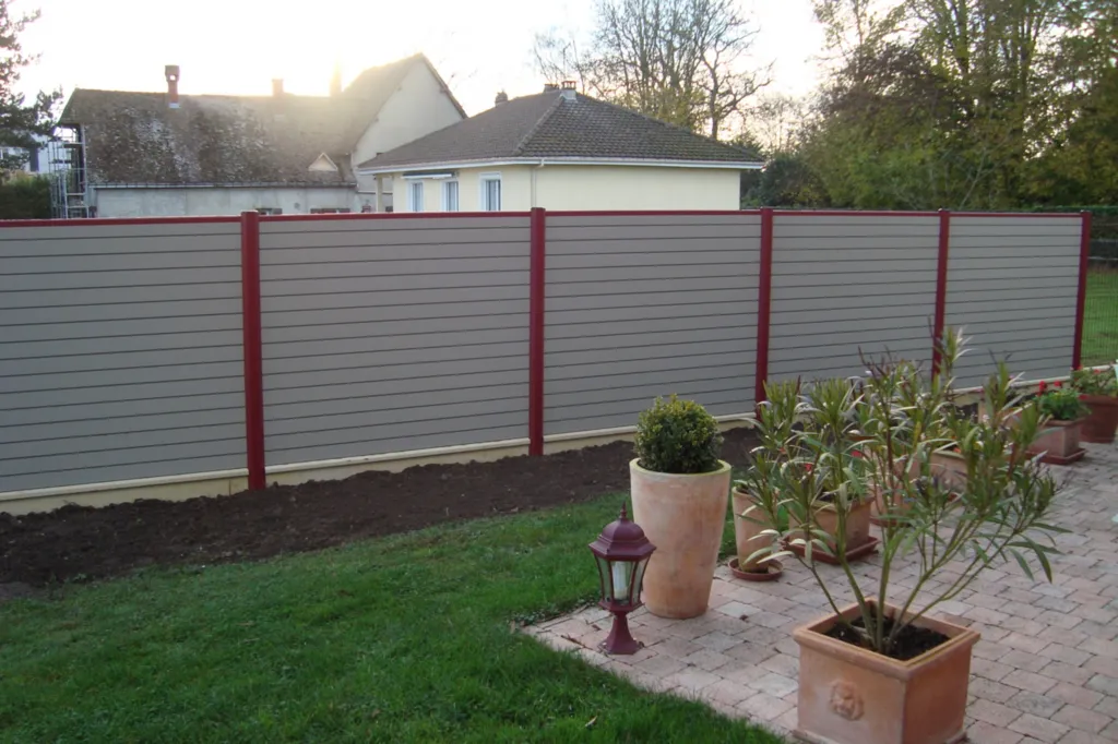 Poseur de Cloture occultante pour protection d'une terrasse à Beuzeville 27