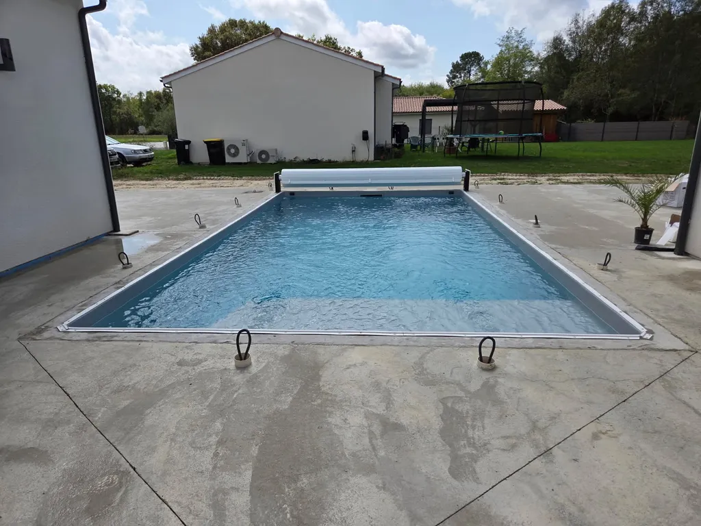 Bâche ou volet de piscine au Cap-Ferret : quelle solution choisir pour protéger efficacement votre bassin selon vos usages ?