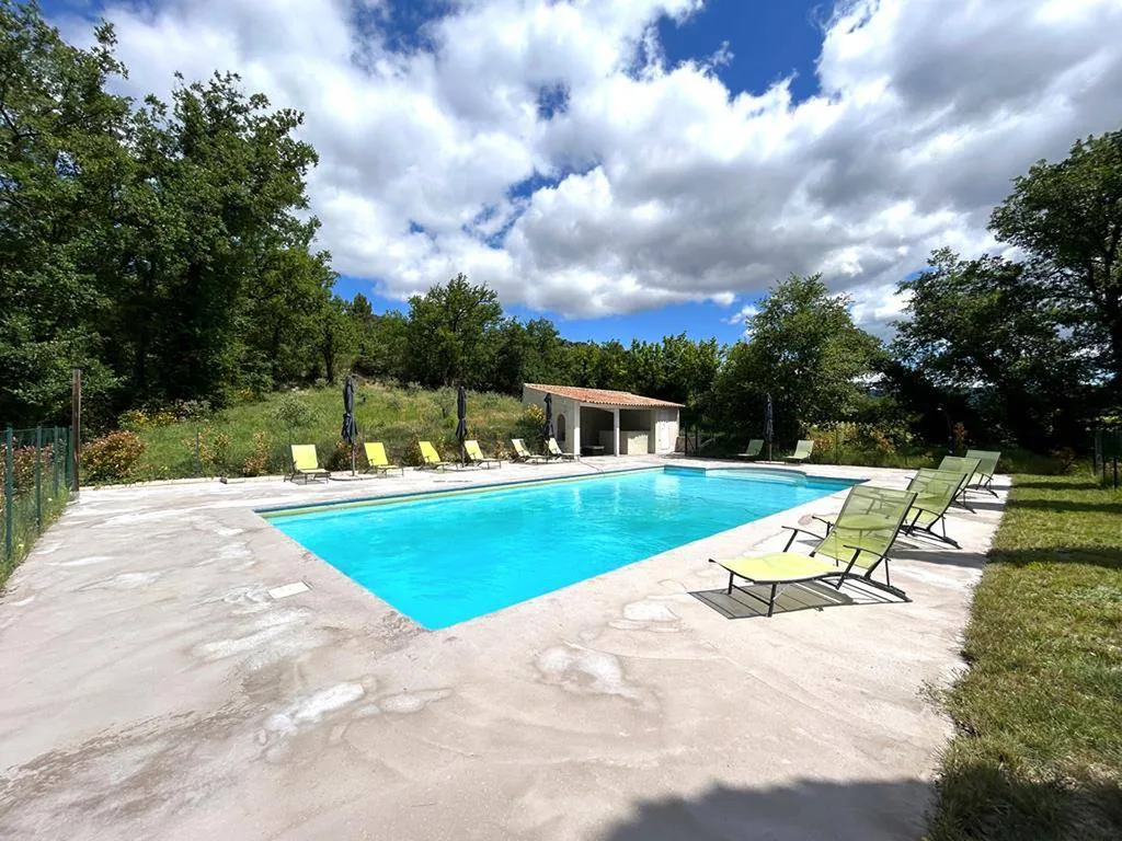Mormoiron - Domaine viticole, oléicole, 3 gites avec piscine au pied du Mont-Ventoux.