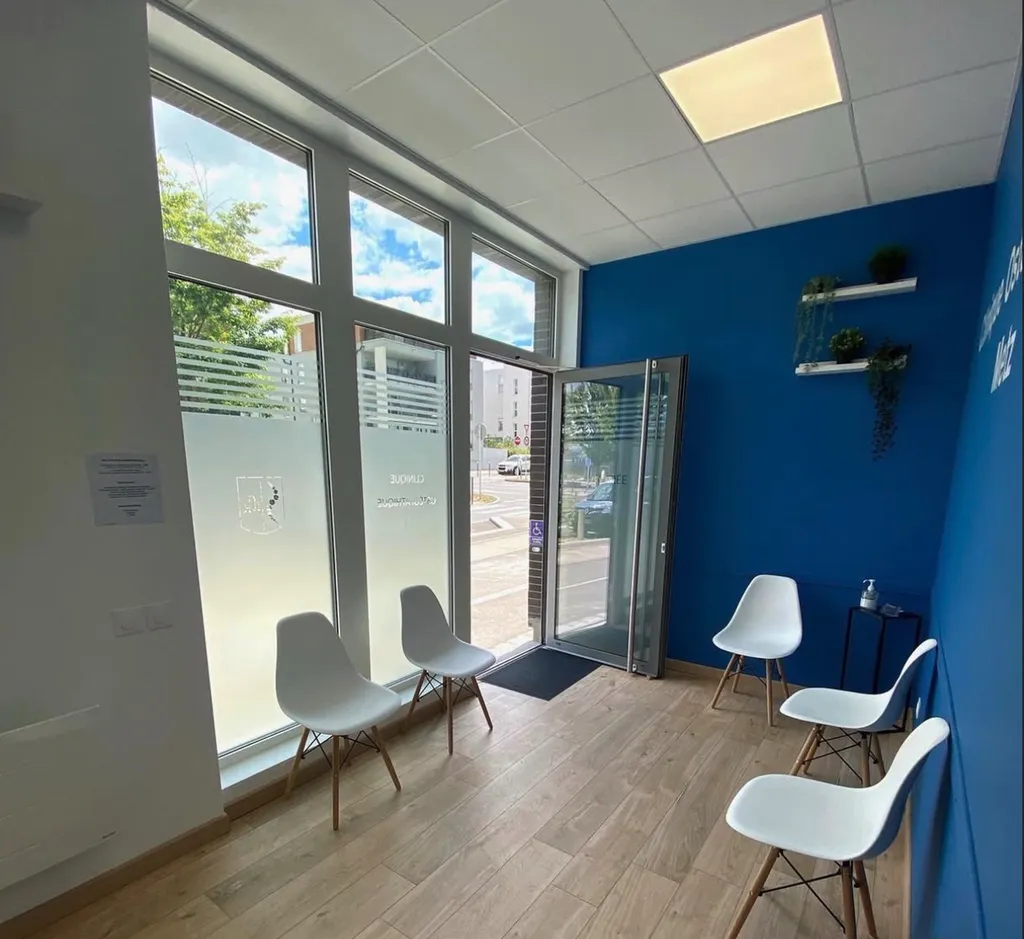 Vitrophanie pour la salle d'attente d'un cabinet d'osthéopathie 