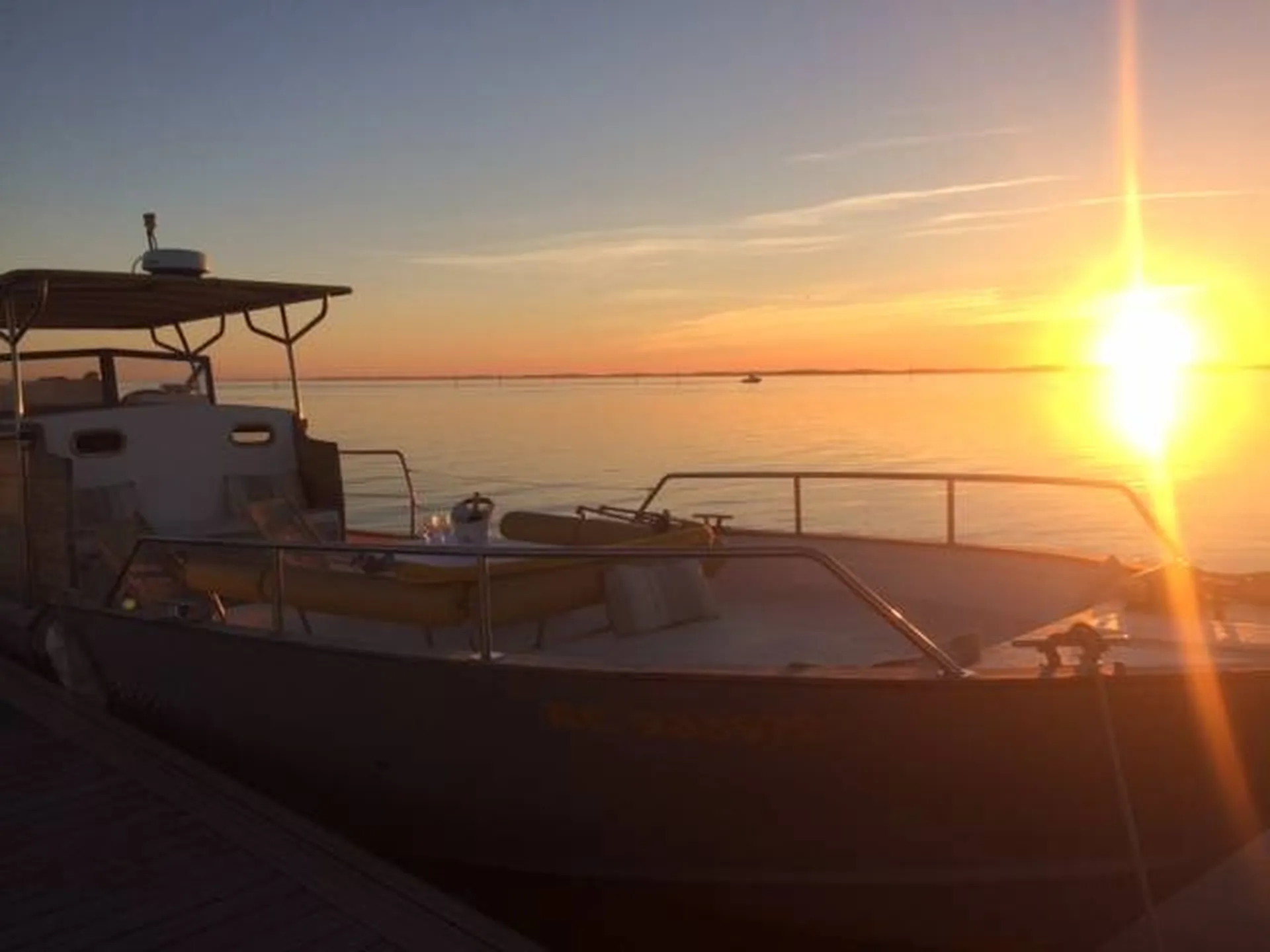 Traversée en bateau privé au coucher de soleil