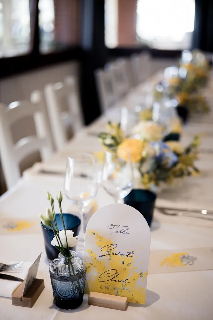 Décoration florale de mariage réalisée par Tif Floral sur table de réception à l’Hôtel de la Plage à Bormes-les-Mimosas.