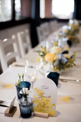 Décoration florale de mariage réalisée par Tif Floral sur table de réception à l’Hôtel de la Plage à Bormes-les-Mimosas.