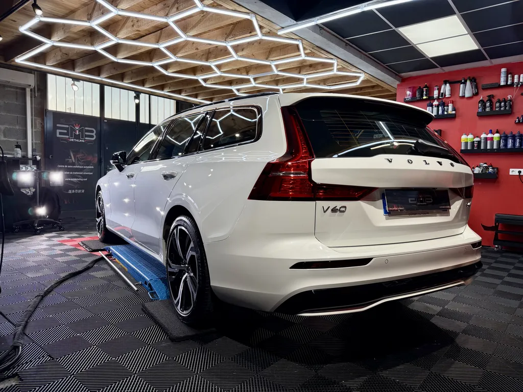 Rénovation carrosserie et traitement céramique Volvo V60 à Brindas près de Lyon Ouest avec polissage professionnel haut de gamme