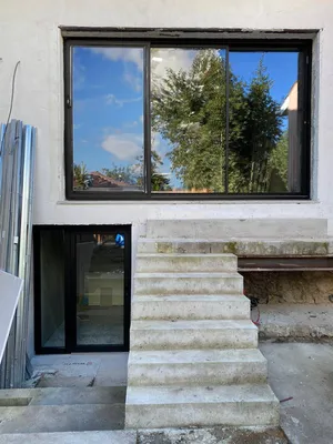 Pose d'un coulissant en aluminium trois vantaux vue d'ensemble