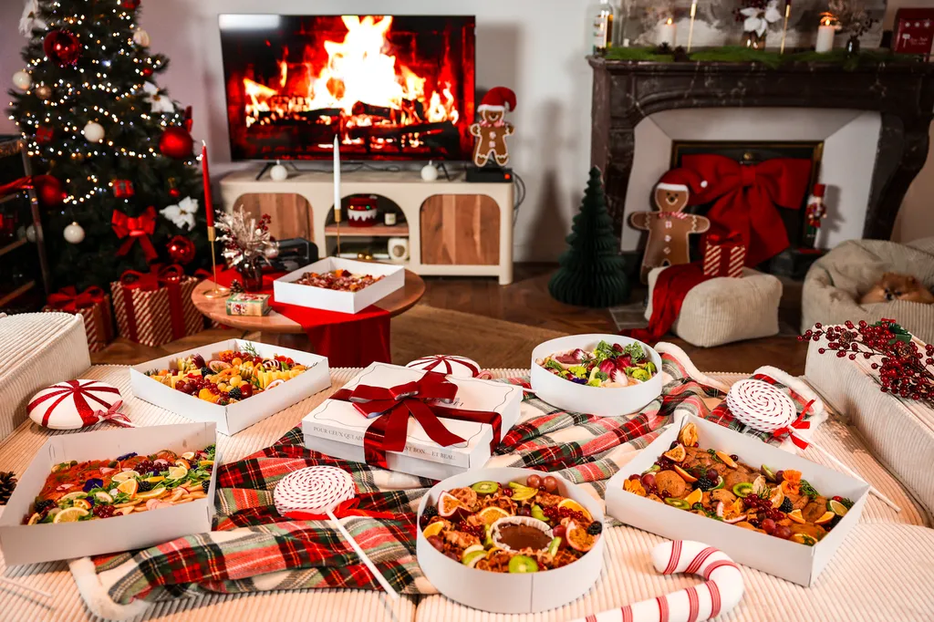 Plateau apéritif de Noël – création festive Les Douceurs de Saison avec fruits frais, fromages et décorations hivernales