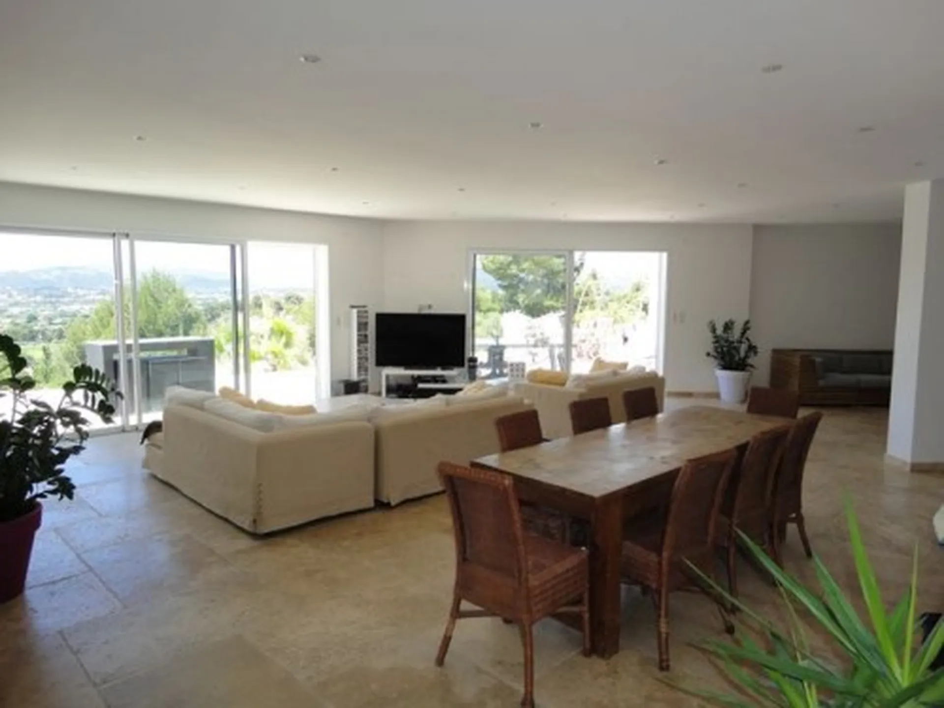 GEMENOS VENTE Maison 5 Gémenos de 225m² sur 8000m² avec piscine et T3 indépendant 