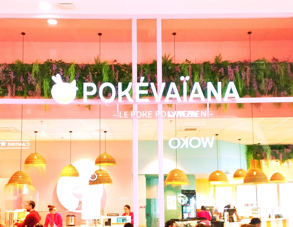 Création d'une décoration de logo avec fleurs et plantes artificielles pour PokéVaiana à Saint-Genis -Laval près de Lyon, ainsi que deux mur végétaux colorés et fleuris