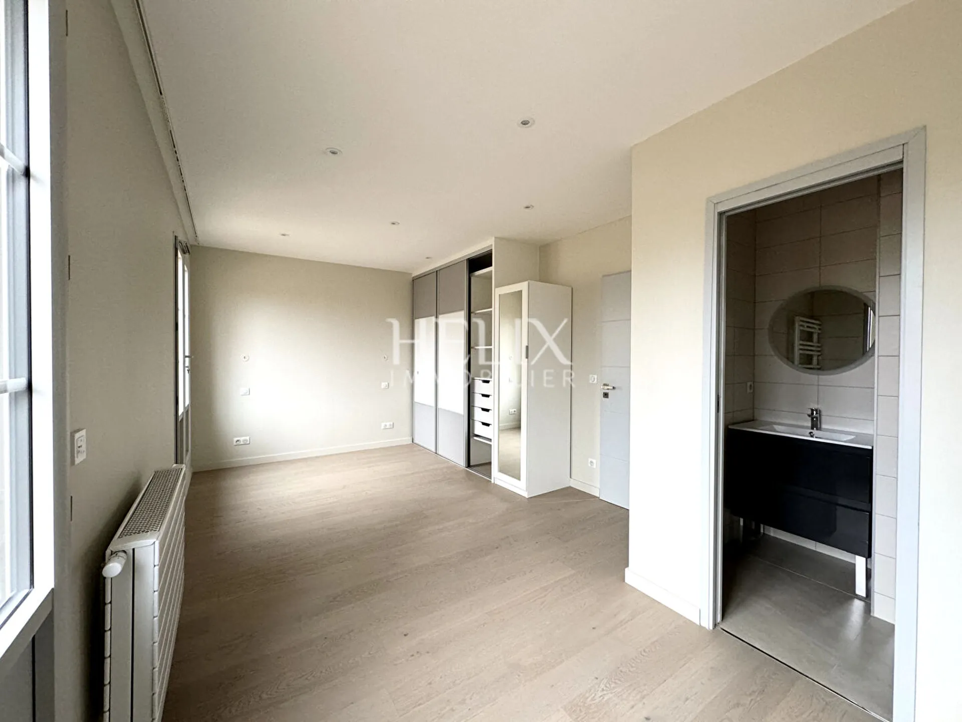 A louer maison contemporaine de 162 M² environ, parcelle environ 500 M² située dans un quartier résidentiel à Saint Germain en Laye, le calme, à proximité des écoles, collèges et lycées. 