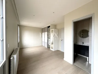 A louer maison contemporaine de 162 M² environ, parcelle environ 500 M² située dans un quartier résidentiel à Saint Germain en Laye, le calme, à proximité des écoles, collèges et lycées. 