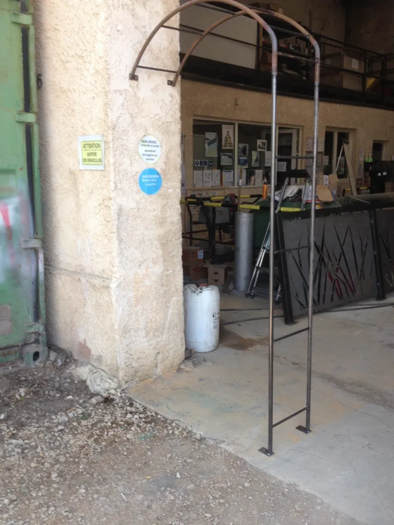 ARCEAU DE JARDIN EN FER FORGE A MARTIGUES