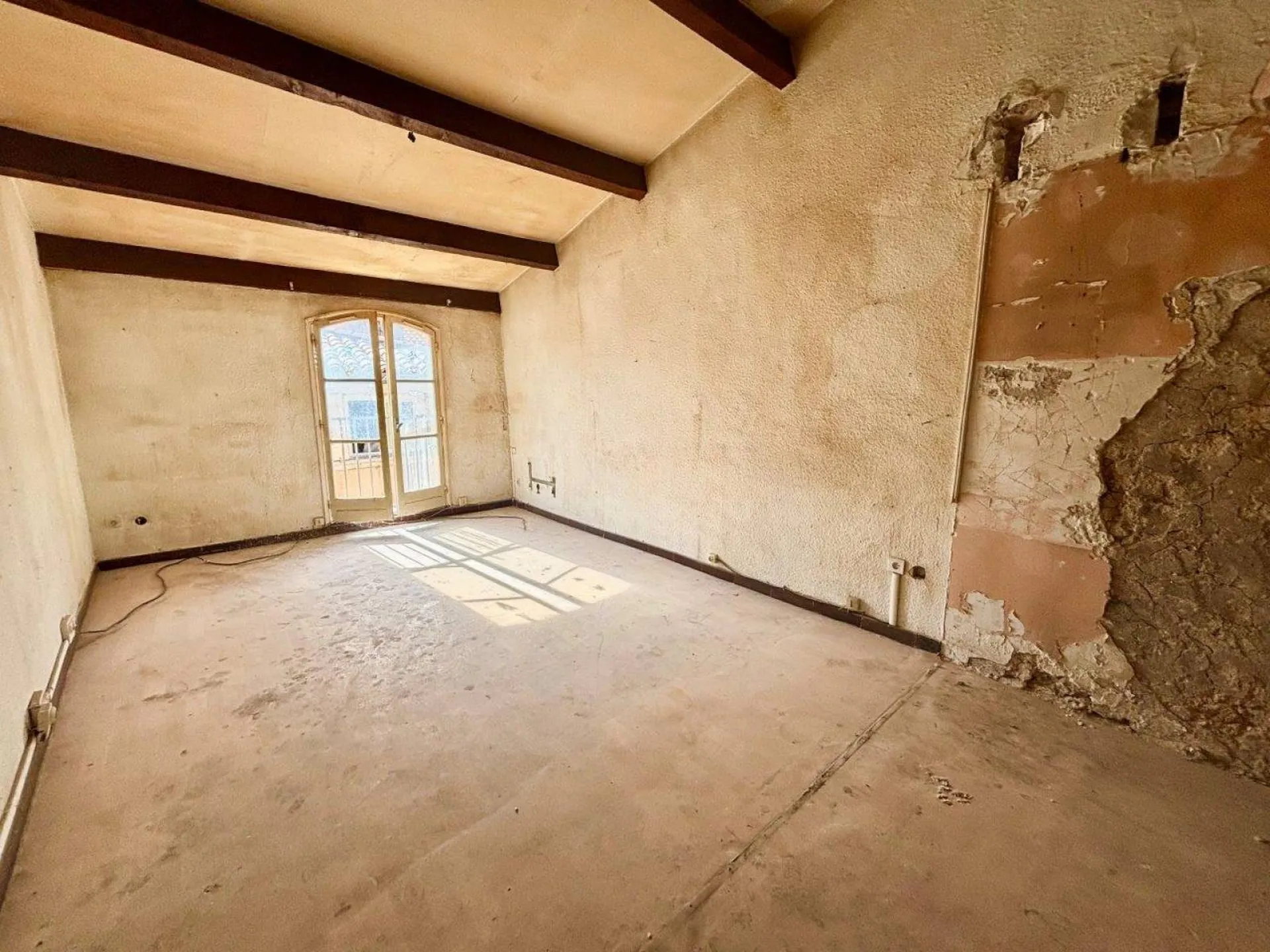 Vente appartement T2/3 Aubagne  en dernier étage d'un petit immeuble du centre historique