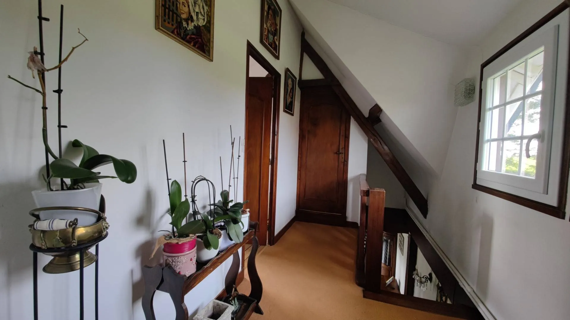 Longère de 153 m² avec dépendance sur 3300 m² de terrain, dans un village calme située à 20 mn de la Mer et de Dieppe, en Normandie, proche d'un bourg tous commerces.