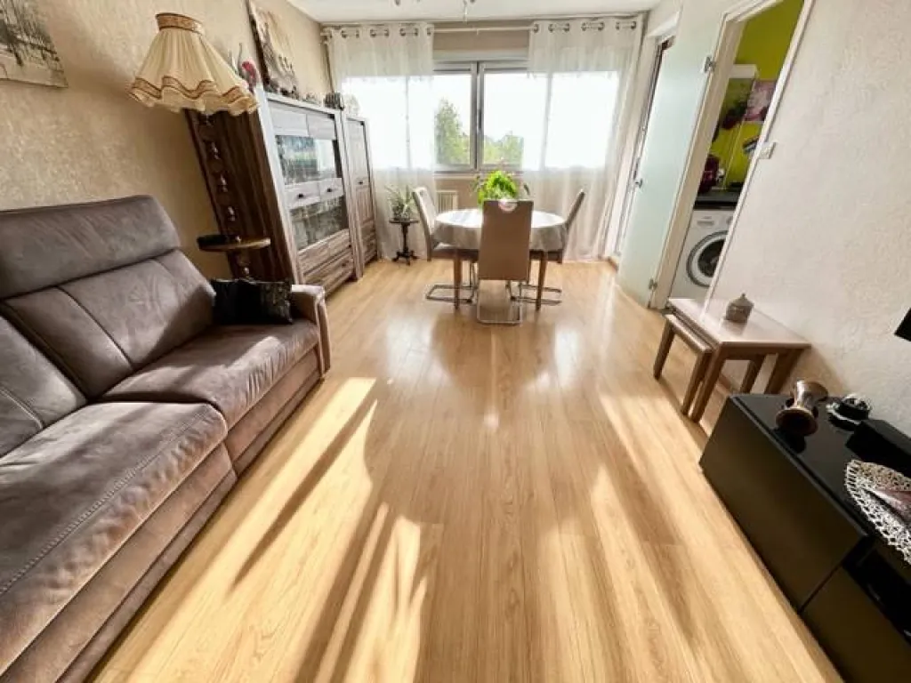 À vendre appartement au 4eme étage avec ascenseur sur la commune de Saint-Pierre Les Elbeuf