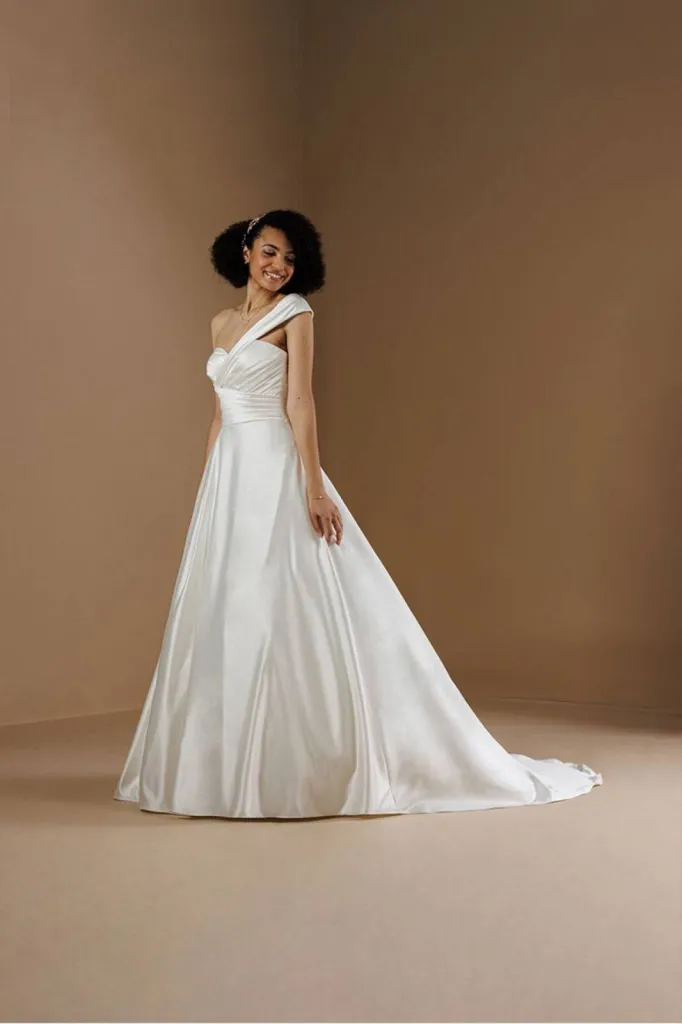 Bretelles asymétrique sur décoleté drapé pour ce modèle Guest du créateur Français Églantine