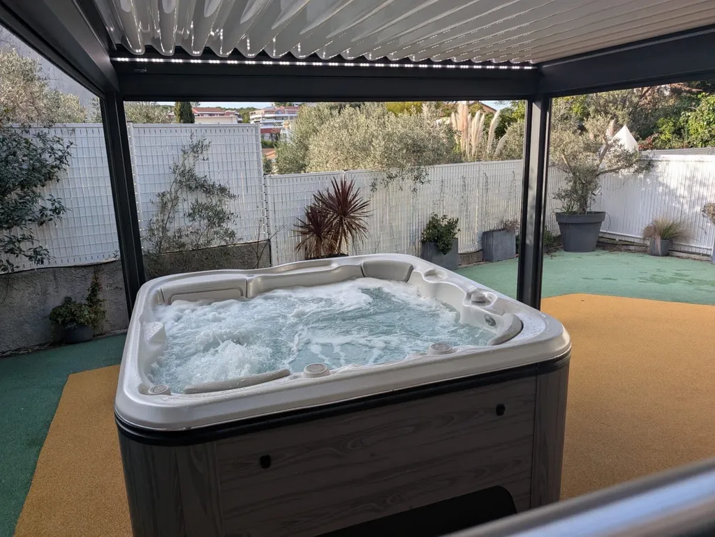 Mise en place d'une pergola Bioclimatique Marquises modèle IZI sur Ensues la Redonne