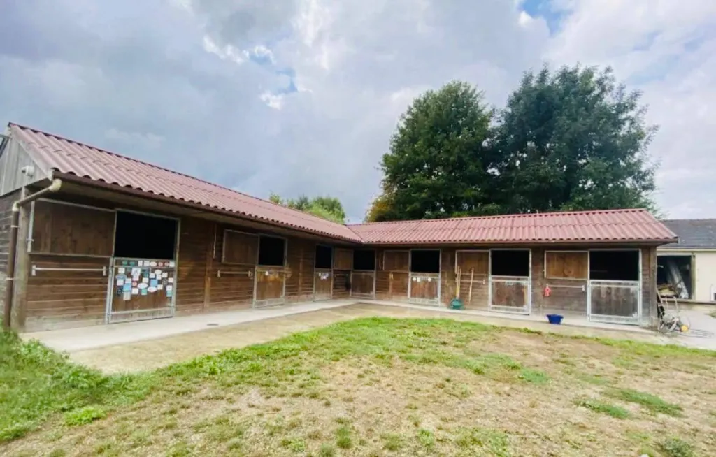 A saisir propriété équestre avec piscine édifiée sur 1.7 hectares de terrain sur la commune de EPINAY SUR DUCLAIR 76480