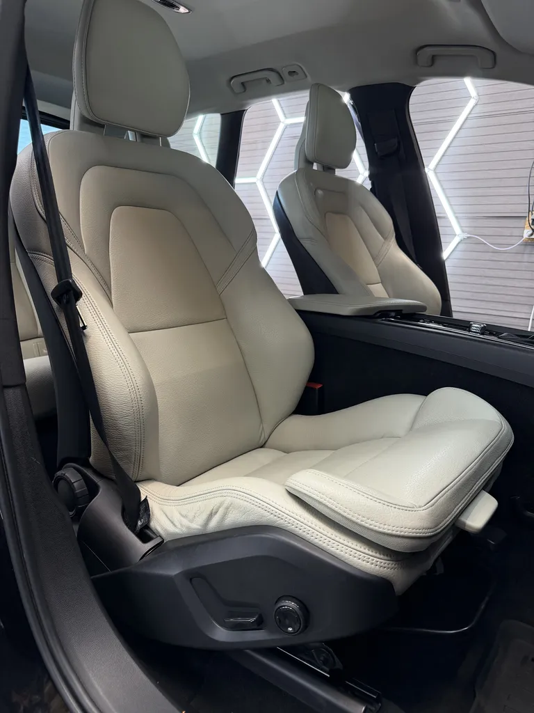 VOLVO XC60 D4 INSCRIPTION AWD – BVA – 4 ROUES MOTRICES – ENTRETIEN COMPLET - SIEGES CHAUFFANT | Diesel D4 190 chv / 11cv | 01/2019 | 154 000 km | 5 places | 5 portes