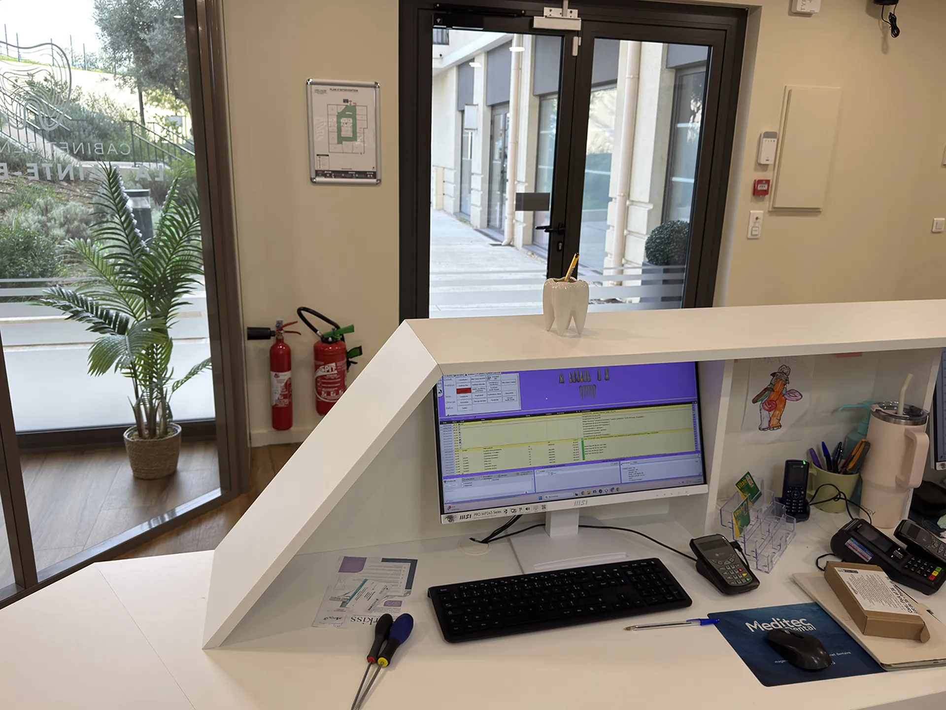 Accueil Installation d’un serveur informatique de 5 PC clients, d'une caméra DEXIS un cabinet dentaire situé à Beausset 83 Var