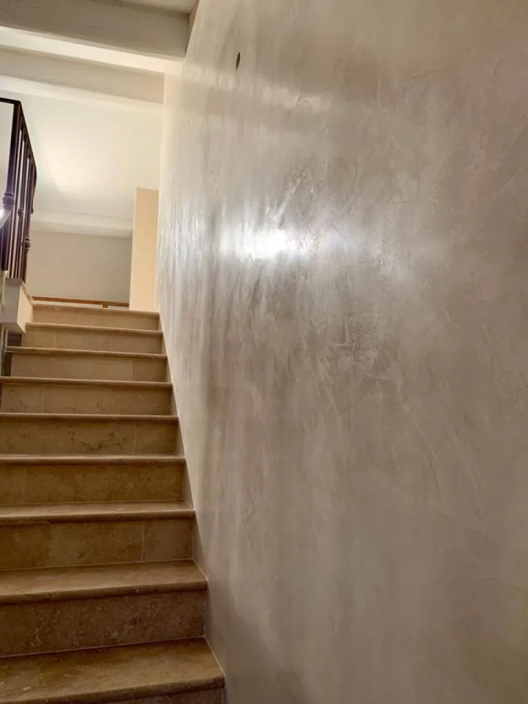 MUR EN MARMORINO EN BETON CIRE TERRE DU MONDE