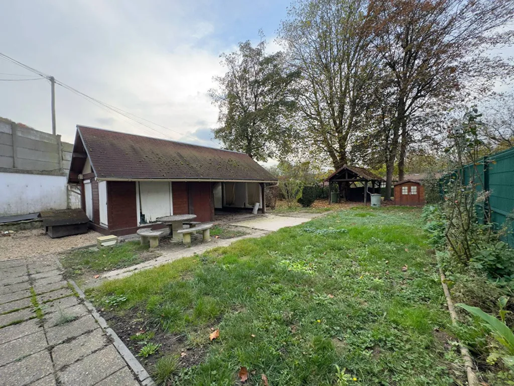 A vendre immeuble de rapport de 520 m² édifié sur 2800 m² de terrain sur la commune de SUR LE PORT SAINT OUEN 76520