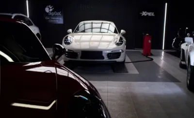 L'éclat de la Porsche 911 991 50ème anniversaire est immortalisé dans ces photos, grâce à une touche de protection invisible. Le film de protection XPEL assure une préservation sans compromis pour cette icône automobile