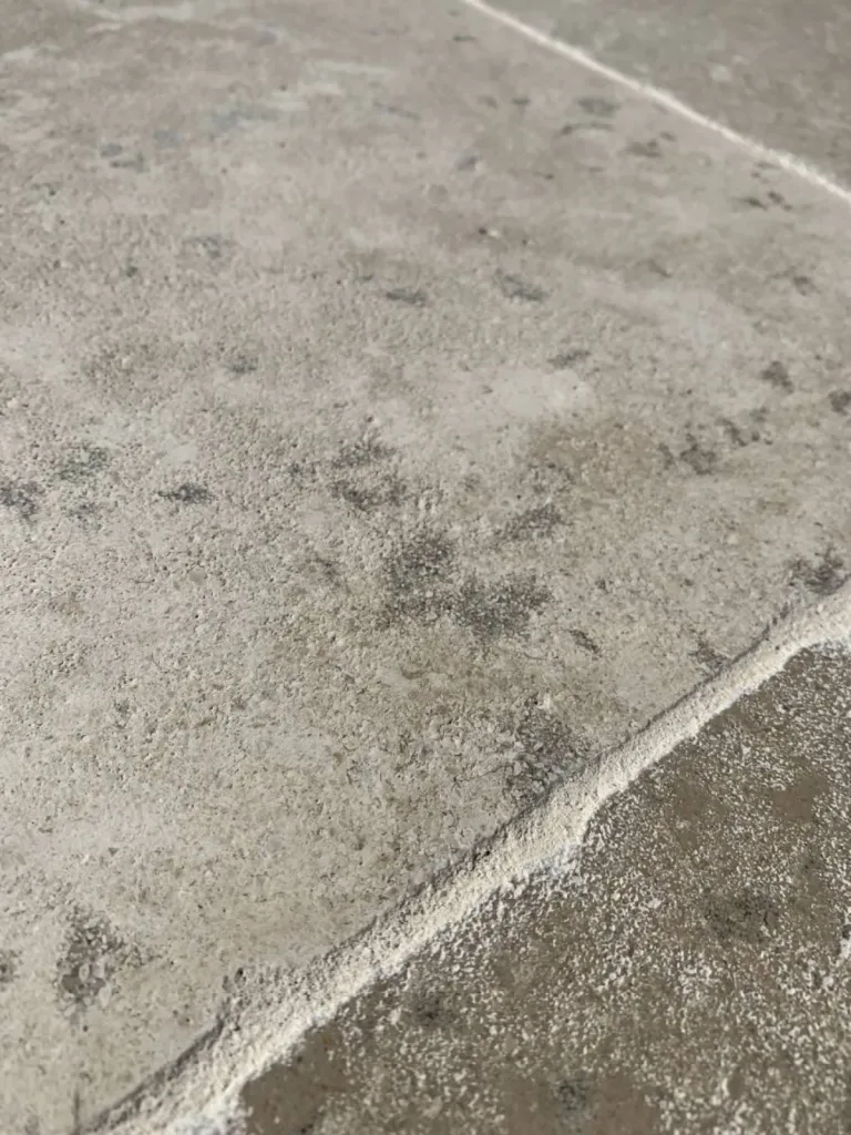 Pierre ancienne dallage au 36 rue de Bourgogne à Paris et dalle de Dordogne