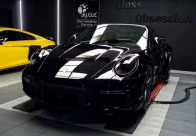 Pose du PPF film de protection XPEL sur le capot de la Porsche 992 Turbo S pour préserver la peinture d’origine.