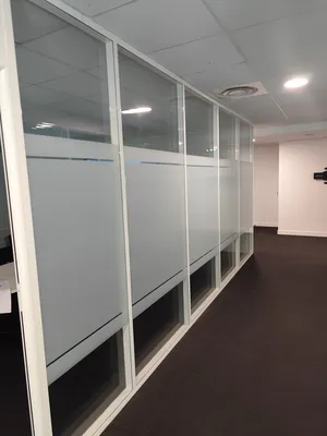 Vitrophanie décorative dégradée pour cloisons vitrées afin d’améliorer confidentialité et design intérieur dans des bureaux professionnels