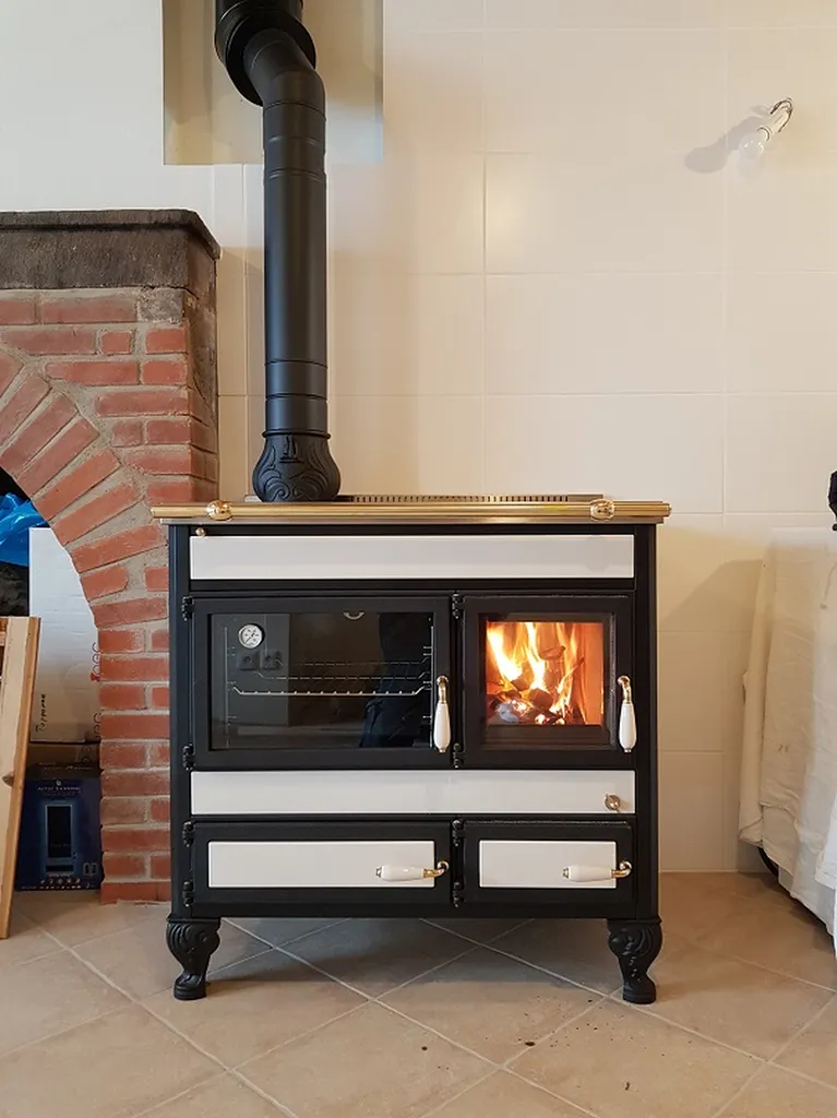 Cuisinière au bois WEKOS ANTICO 90 finition émaillée installée dans une résidence secondaire – Pilat près de Saint-Étienne Loire 42