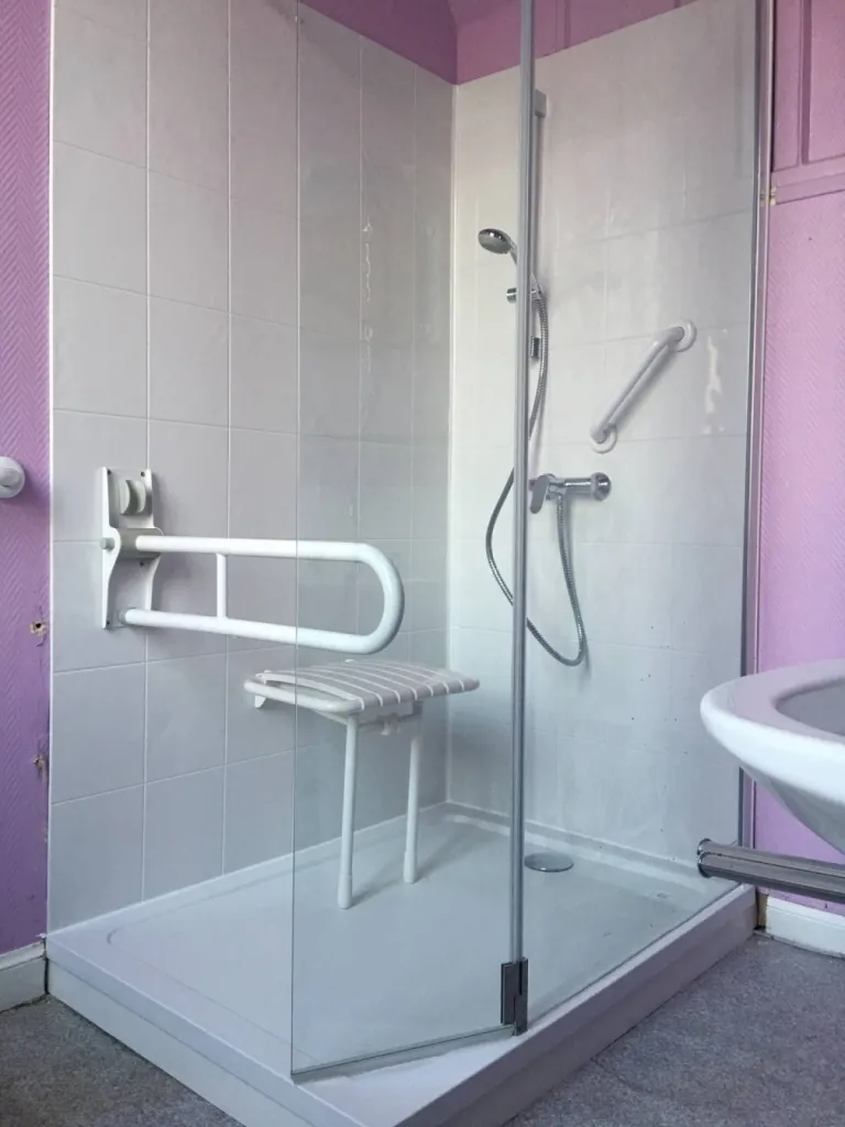 Remplacement baignoire par douche senior sécurisée