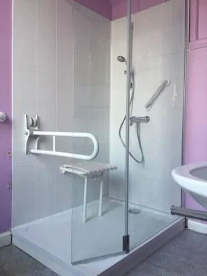 Remplacement baignoire par douche senior sécurisée