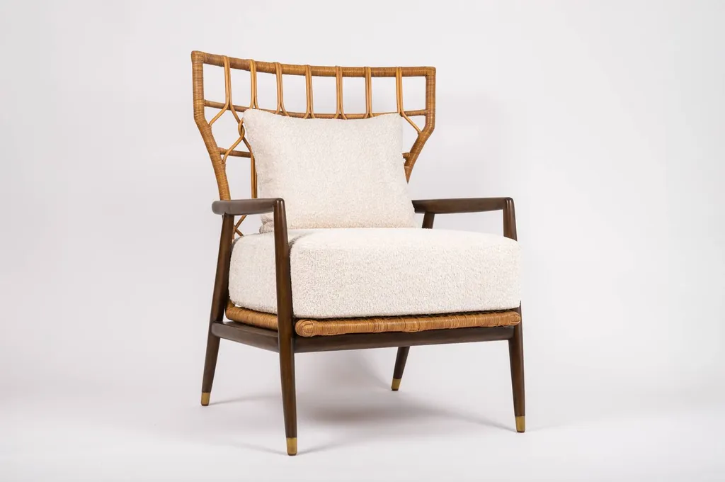 fauteuil en rotin avec un dossier haut à Hyères