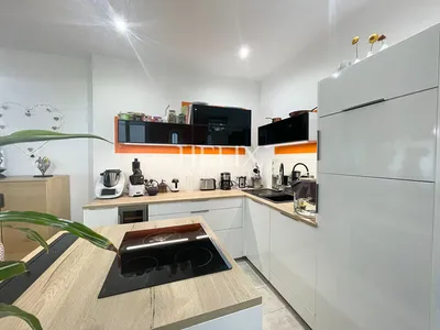 A vendre très bel appartement traversant de 85 M2 à Saint-Germain-en-Laye, profession libérale possible, 3 minutes du RER A.