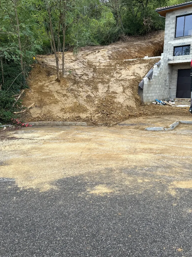Entreprise de terrassement qui intervient à Divonne-les-Bains (01220) dans le pays de Gex, pour maison individuelle neuve de particulier avec terrain en pente