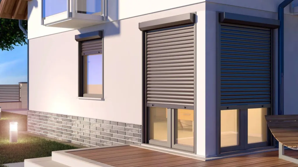 Pose volet roulant électrique solaire pour maison contemporaine avec motorisation Somfy intégrée à Mérignac