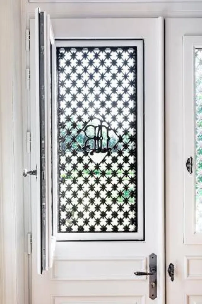 Faire appel à un expert pour la pose de fenêtres en bois pour une maison ancienne proche d'Étretat (76)