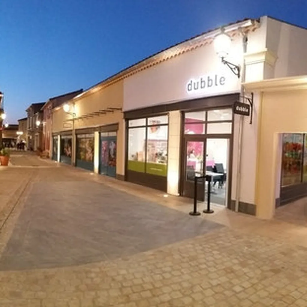 Création complète d’un restaurant de 90 m² avec terrasses extérieures et cuisine professionnelle pour établissement commercial en France