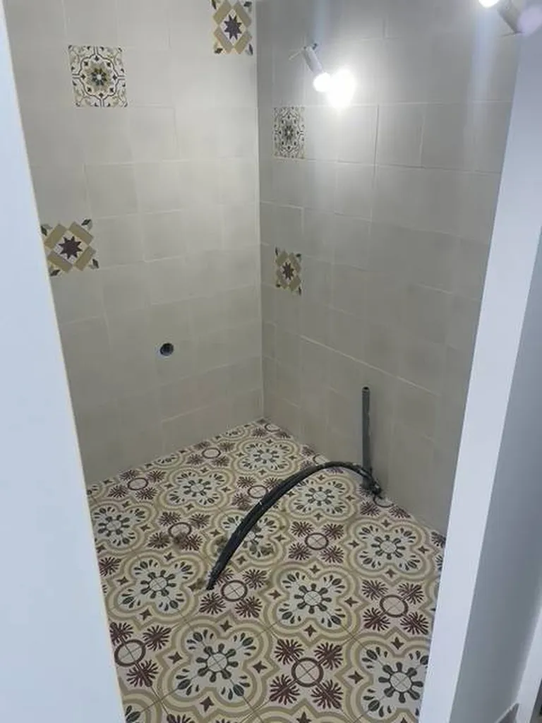 douche à l'italienne receveur en carreaux de ciment 
