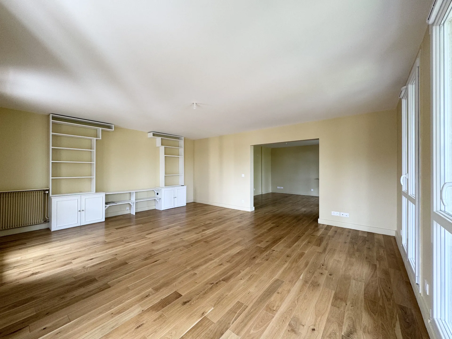 Appartement familial 3 pièces de 124,35m2 lumineux avec balcon, garage et cave à Louveciennes proche de la gare.
