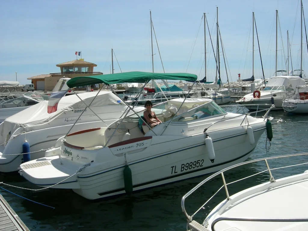 Vente d'un bateau d'occasion de la marque Jeanneau modèle Leader 705 d'occasion équipé d'un moteur in-bord Volvo Penta 5.7L GXSi disponible à La Londe les Maures près de Hyères