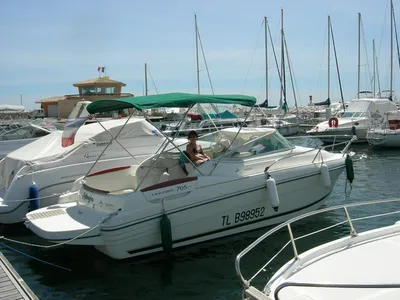 Vente d'un bateau d'occasion de la marque Jeanneau modèle Leader 705 d'occasion équipé d'un moteur in-bord Volvo Penta 5.7L GXSi disponible à La Londe les Maures près de Hyères