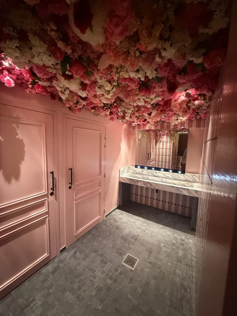 Création du restaurant Waikiki avec plage privée en bord de mer à Cannes